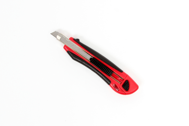 Snijmes IEZZY 9mm kunststof met ergonomische softgrip incl. 3 mesje